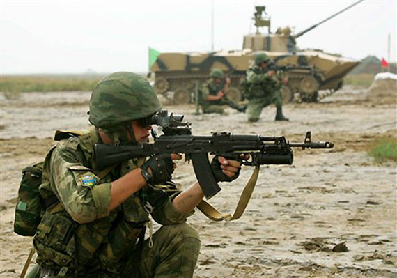 使用AK-74M步槍的俄海軍陸戰(zhàn)隊(duì)士兵。AK-200是以AK-74M為基礎(chǔ)進(jìn)行研制的
