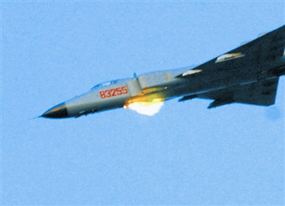 戰(zhàn)機(jī)發(fā)射航炮。