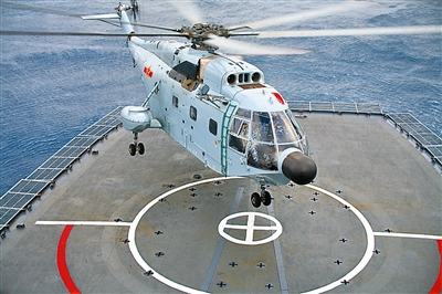 本報記者孫陽乘坐的直-8直升機著艦瞬間。王世均攝