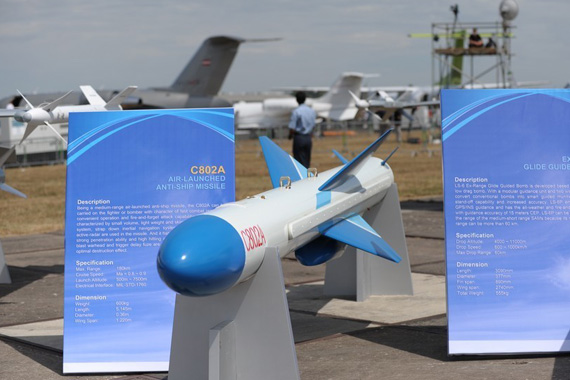 梟龍掛載的空射型C802A反艦導彈，公布的數據包括重量600公斤，射程180公里