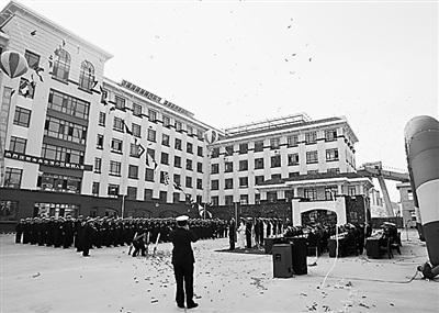 某現(xiàn)代化軍港一側(cè)，經(jīng)過(guò)精心設(shè)計(jì)、精心施工，一幢幢嶄新的水兵樓拔地而起