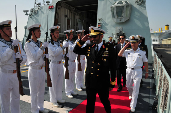 阿聯酋海軍副司令賽義德（前中）檢閱中國海軍艦隊儀仗隊