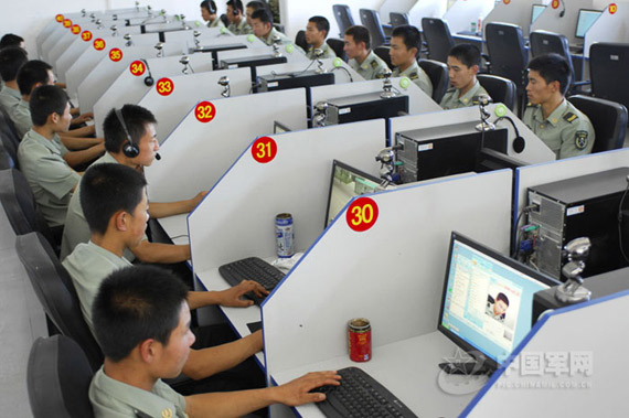 資料圖：解放軍士兵利用計算機學習技能