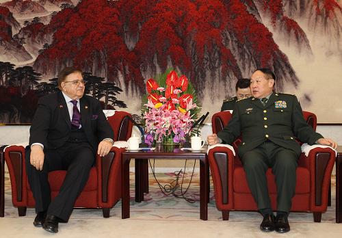 3月25日，國務委員兼國防部長梁光烈在北京八一大樓會見隨同阿富汗總統卡爾扎伊來訪的阿富汗國防部長阿卜杜勒·瓦爾達克。新華社記者丁林攝