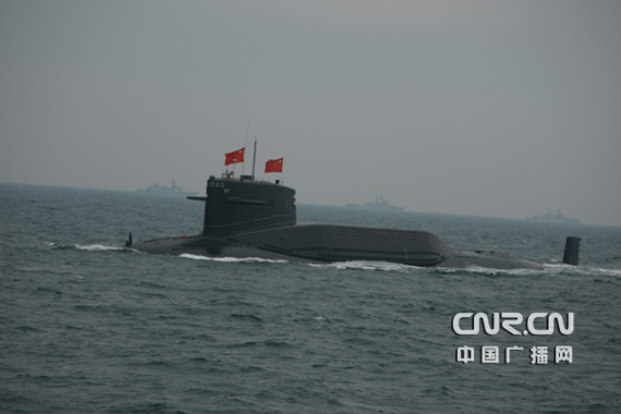 2009年4月23日下午，為紀念中國人民解放軍海軍成立60周年而舉行的海上閱兵在青島附近黃海海域舉行。國產戰略導彈核潛艇首次公開亮相。
中廣軍事記者陶宏祥攝影