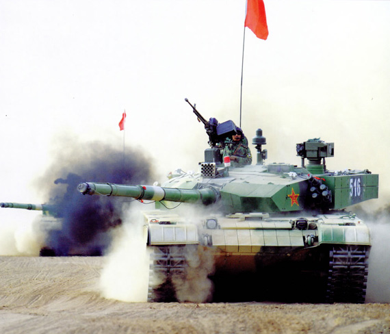 軍隊代表稱軍隊裝甲車等重型裝備一出動就容易壓壞老百姓的路，被“堵”在營區里開不出去。資料圖：解放軍改進型99式坦克高速機動