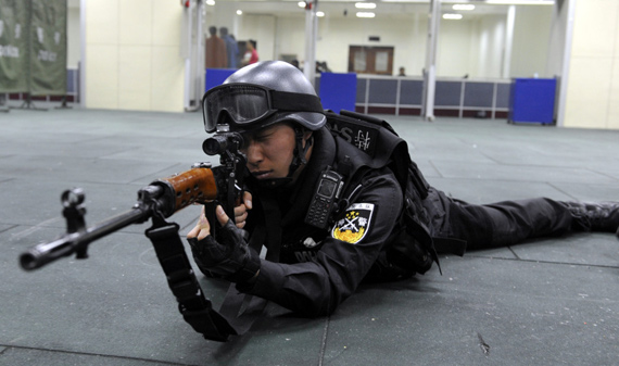 北京特警狙擊手在展示專業技能