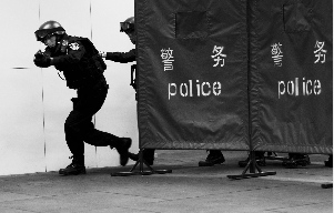 特警狙擊手每天都要進行嚴格的訓練，幾乎槍不離手。