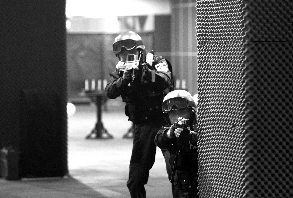 特警狙擊手在進行訓練。