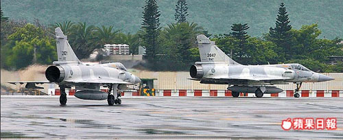 臺軍漢光演習縮水，幻影2000戰機只在跑道滑行，而沒有飛上天。來源：臺灣《蘋果日報》