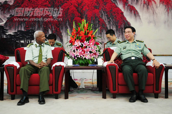 6月29日，中央軍委副主席徐才厚上將會(huì)見埃塞俄比亞軍隊(duì)總參謀長(zhǎng)薩莫拉•尤內(nèi)斯上將。李曉偉攝
