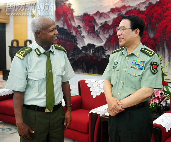 6月29日，中央軍委副主席徐才厚上將會(huì)見埃塞俄比亞軍隊(duì)總參謀長(zhǎng)薩莫拉•尤內(nèi)斯上將。李曉偉攝