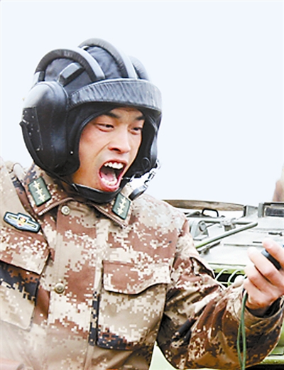 連長(zhǎng)閆雙義及時(shí)通過(guò)指揮網(wǎng)發(fā)送空情警報(bào)，一場(chǎng)反空襲作戰(zhàn)進(jìn)入倒計(jì)時(shí)。