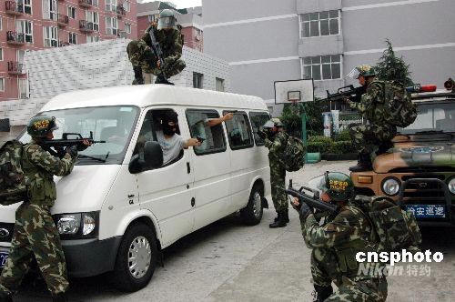 組圖：溫州邊防特警反恐演習(xí)制服持槍“歹徒”
