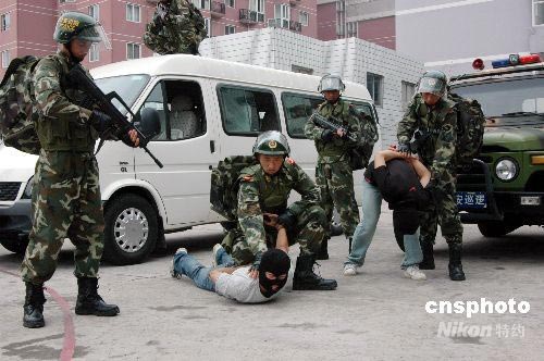 組圖：溫州邊防特警反恐演習(xí)制服持槍“歹徒”