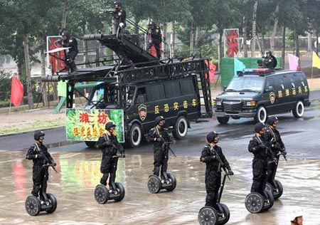 中國(guó)特警駕單兵反恐突擊車(chē)可行進(jìn)中射擊(圖)