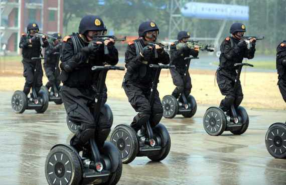 中國(guó)特警駕單兵反恐突擊車(chē)可行進(jìn)中射擊(圖)