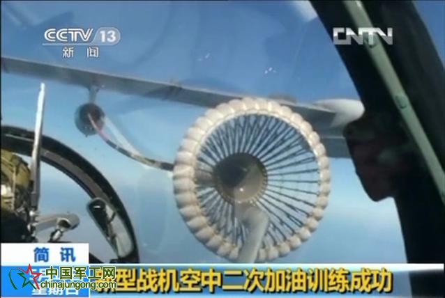 新型戰(zhàn)機(jī)空中二次加油訓(xùn)練,采用對飛方式匯合