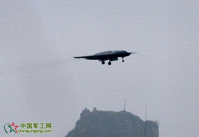 中國“利劍”隱身無人攻擊機成功首飛