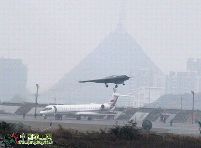 中國“利劍”隱身無人攻擊機成功首飛