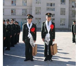 西藏軍區(qū)某團舉行2017年度轉(zhuǎn)業(yè)干部退役儀式