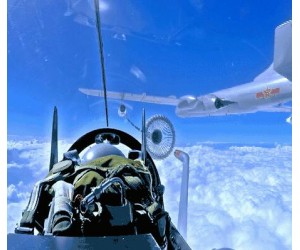 南部戰區空軍航空兵某旅組織全員全裝空中加油訓練