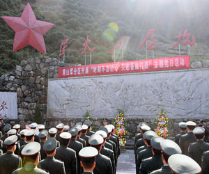 黃山軍分區(qū)組織黨員走進(jìn)石屋坑開展主題黨日活動(dòng)