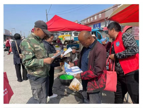 國防教育進大集——阜山鎮開展國防教育宣傳活動